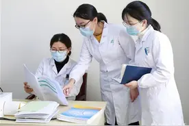 3岁女娃天生一张上相“巴掌脸”，其实是妈妈患病导致的罕见“小头娃娃”图片