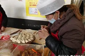 房东给租客打工的背后：济南一个水饺店的爱心故事图片