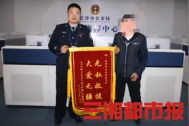 迎亲途中，新郎伴郎跳下婚车水潭里“捞人”，新娘众亲友点赞叫好图片