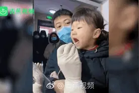 萌娃给玩偶排队做核酸检测，网友：未来又多了一位白衣天使图片