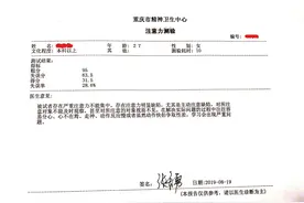 在儿科看病的成年人图片