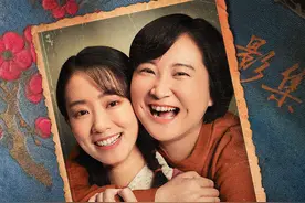 母女变闺蜜！《你好，李焕英》贾玲张小斐开怀相拥图片