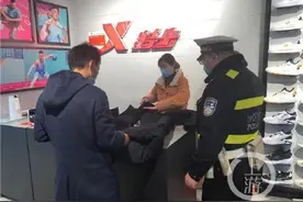 799元的羽绒服里到底是不是鸭绒？较真顾客当场剪开图片