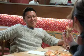 锋味：阿Sa为谢霆锋做披萨，把自己爱的全放进去，寓意很明显了视频封面