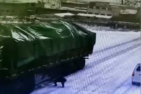 雪天货车失控，三路人搬石头止停！女子跪谢“救了我哥的命”视频封面
