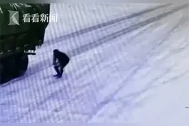雪天货车失控，三路人搬石头止停！女子跪谢“救了我哥的命”图片