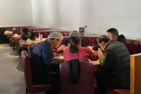 让员工像家里人一样留下来过年，杭州这个饭店老板给他们准备了红包和寄回家的年货图片