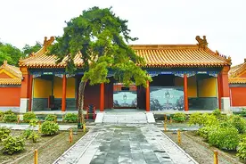 景山公园里曾有皇家粮仓，有皇室的争斗，也曾有皇帝的追思图片