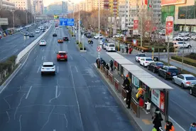 北京公交13日首车起21条跨京冀公交线路采取临时措施图片