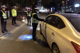 遂溪交警加大整治交通违法，一晚查处82起摩电交违行为图片