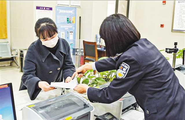 川渝两地跨省市户口迁移 从申请到办结不过1小时