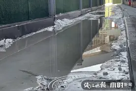 又是水又是冰，实在难走！杭州地铁5号线姑娘桥站边的路被水淹了一个月图片