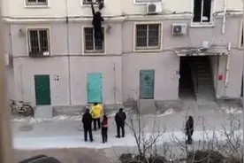 果然视频｜青岛退役老兵托举救娃，意外跌落坠地骨折视频封面