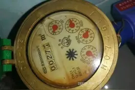 阀门关了水表还转！三口之家月均用水20多吨，超常规7倍……｜多交的水费咋办？图片