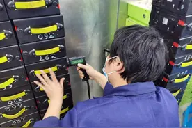 上海公交开始引进“清分机流水线”，机器“代劳”清点现金，工作人员不再腰酸眼花图片