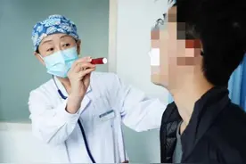 同学聚会狂喝2斤白酒，20岁年轻小伙险送命图片