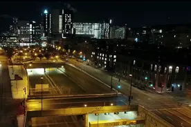 用狗绳“遛”男友！加拿大女子违反宵禁政策，不打算交近3万元罚款视频封面