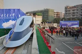 现场直击：我可以一个人推动它图片