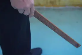 武汉一小学教师用戒尺打学生手心，当地通报：停课，致歉图片