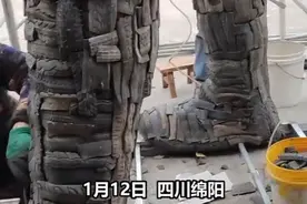 爸爸用1000多个废旧轮胎做5米高奥特曼为儿子庆生，耗时半个月图片
