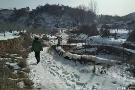 失联矿工亲戚踏雪来看救援，“每天来看看心里好受些”图片