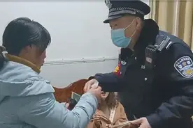 精神异常女子自称“外星人拯救地球”，民警暖心配合演出“我们是同类”图片