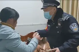 精神异常女子自称“外星人拯救地球”，民警暖心配合演出“我们是同类”图片
