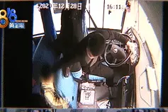 孩子​放学不停哭，妈妈看了校车监控很难受图片