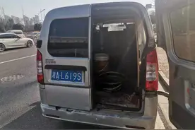面包车直接开进工地送油，后排座位全拆，长沙交警拆除“移动炸弹”图片
