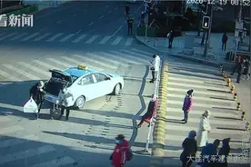 乘客进站检票却发现丢了个包 民警帮忙及时找回图片