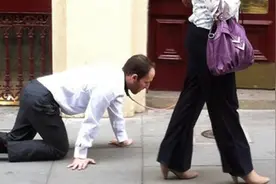 加拿大女子避宵禁牵绳“遛丈夫”遭罚，辩称“我遛自己的狗”图片