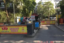 南宁一小区保安岗亭竟设在道路中间！居民：让消防车走哪儿？图片