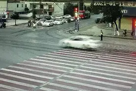 忽然听到身后急刹声，江西交警吓出冷汗，反应超快图片