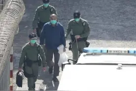 黎智英铁链缠腰转往赤柱监狱收押 戴手铐犹如重犯图片
