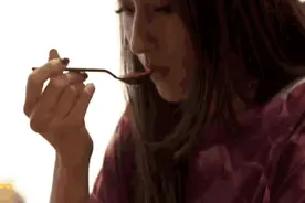 冬天厚衣服脏了，先别着急洗，试试这些方法，实用图片