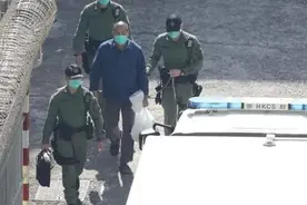 黎智英铁链缠腰转往赤柱监狱收押 戴手铐犹如重犯图片