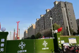 小区多处开裂，是否由地铁施工引起双方各执一词图片