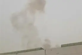 天津一公司车间爆炸致1死7伤，碎片雪花般飞舞图片