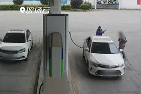 冬季加油请小心！车主摸了下油箱口瞬间起火视频封面