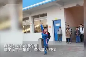 飒！学武术一年多，永州小学生空翻跳上电瓶车，动作行云流水走红网络图片