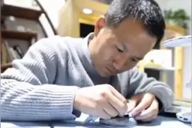 西安小伙裸眼在0.15毫米毛发上刻字，网友直呼：小说都不敢这么写图片