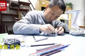 西安小伙裸眼在0.15毫米毛发上刻字，网友直呼：小说都不敢这么写图片