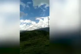 巴西一名男子用手机拍风景时一道闪电在面前劈下图片