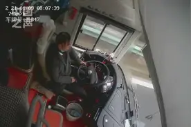 画面揪心！司机头部被安全锤连续暴击，最新进展→图片