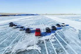 ​与150辆星徽座驾共同寻找漂移的乐趣——2021奔驰冰雪对决图片