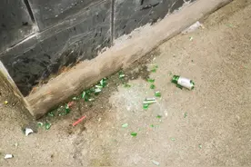 从楼上扔个啤酒瓶下来可不是小事！萧山有人被抓了，涉嫌以危险方法危害公共安全罪图片