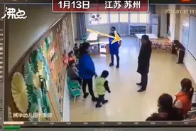 幼儿园两孩童打闹，家长一掌拍倒对方孩子，监控曝光！网友：看的我一惊图片