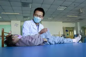 心痛！一个动作后，6岁女童瘫了图片