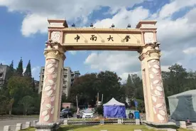 要求教师将50名学生成绩从90分改成80分，以符合‘正态分布’？不必搞一刀切图片