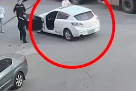 女子疑停车忘拉手刹，加油站内狂追车，大车司机1秒冲出将车停住图片